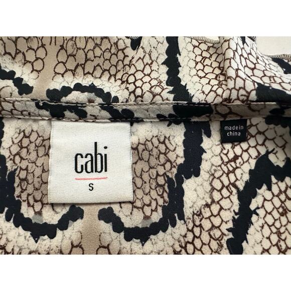 Cabi Serpentine Snakeskin Blouse Sz S Ruffle Collar‎ Balloon Sleeve Split Neck - Picture 3 of 9